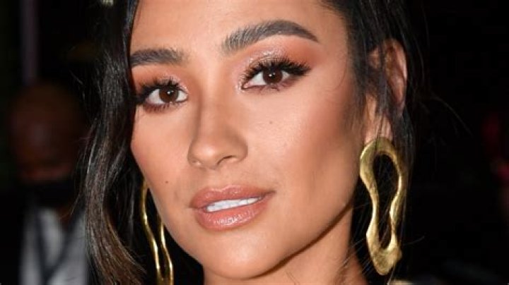 Discovering Shay Mitchell's Height In Feet: The Stunning Actress