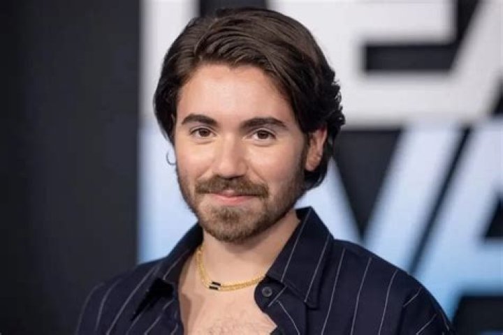 Is Noah Galvin Transgender? Exploring His Gender Identity